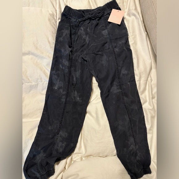 Bella Dahl Girl's Seamed Jogger Pants - Picture 3 of 6